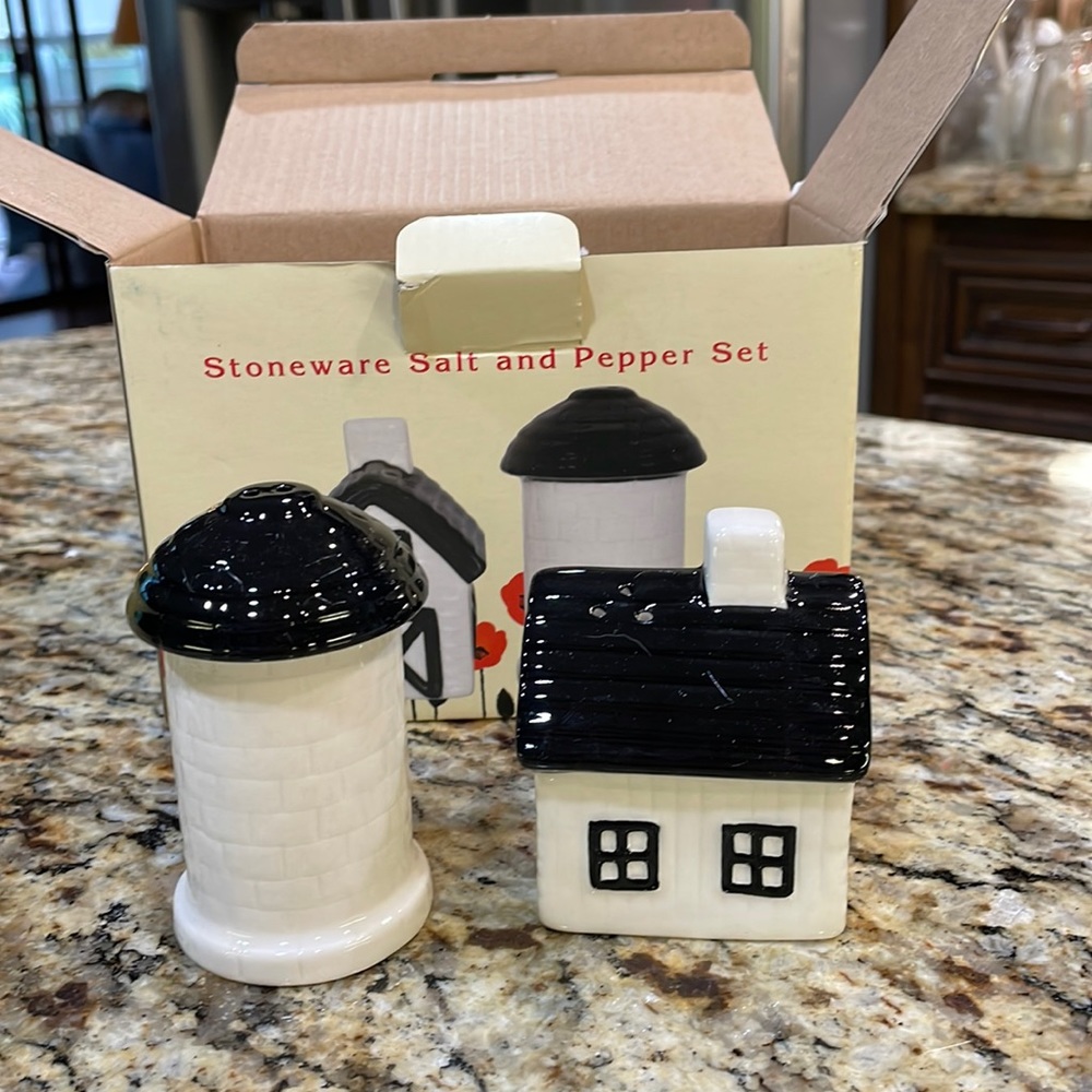 Cracker Barrel Stoneware Salt and Pepper Set - Black and White Cottage